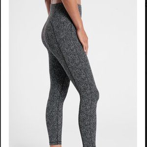 Athleta Ultimate Stash Textured 7/8 Tight | Size M Black